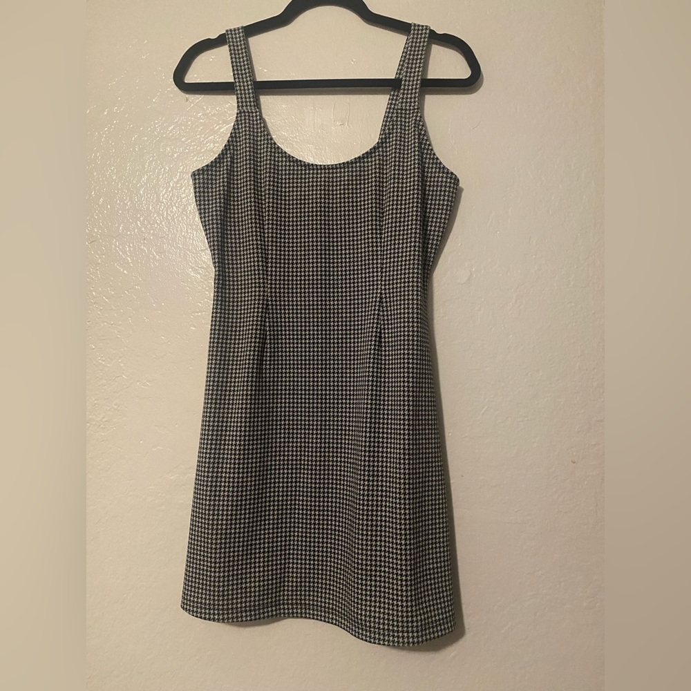 Mini dress from forever 21. Size Medium. Black white color.